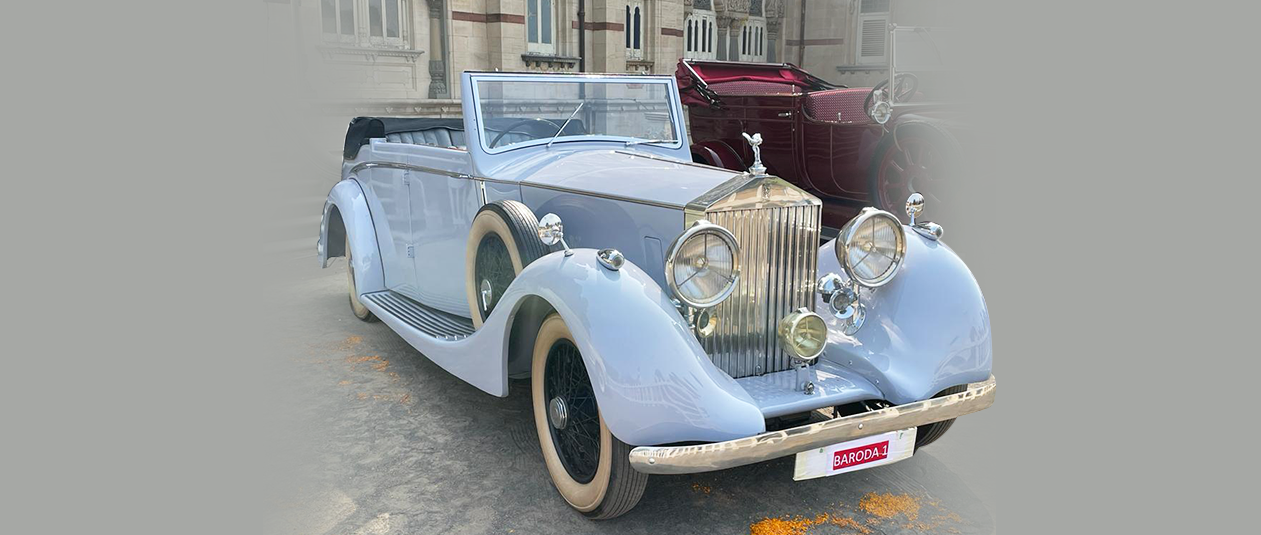 Dream Wedding in Chrysler CM 6, one of our vintage Wedding Car
