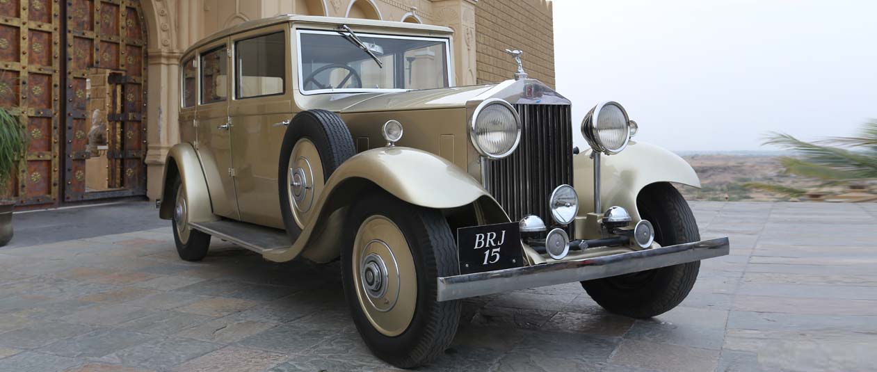Dream Wedding in Rolls Royce 7-Seater one of our vintage Wedding Car